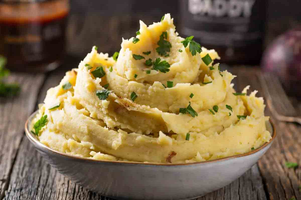 Travis “Smoke Daddy” Wheeler’s hickory-smoked garlic mashed potatoes for BBQ – rich, creamy Yukon Gold mash with real pit-smoked garlic and brisket fat